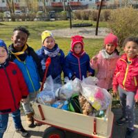 Kindergartengruppe „Wetterfrösche“ aus Evershagen. Die Kinder hatten einen Riesen Spaß dabei das Fischerdorf von den vielen Müll zu befreien